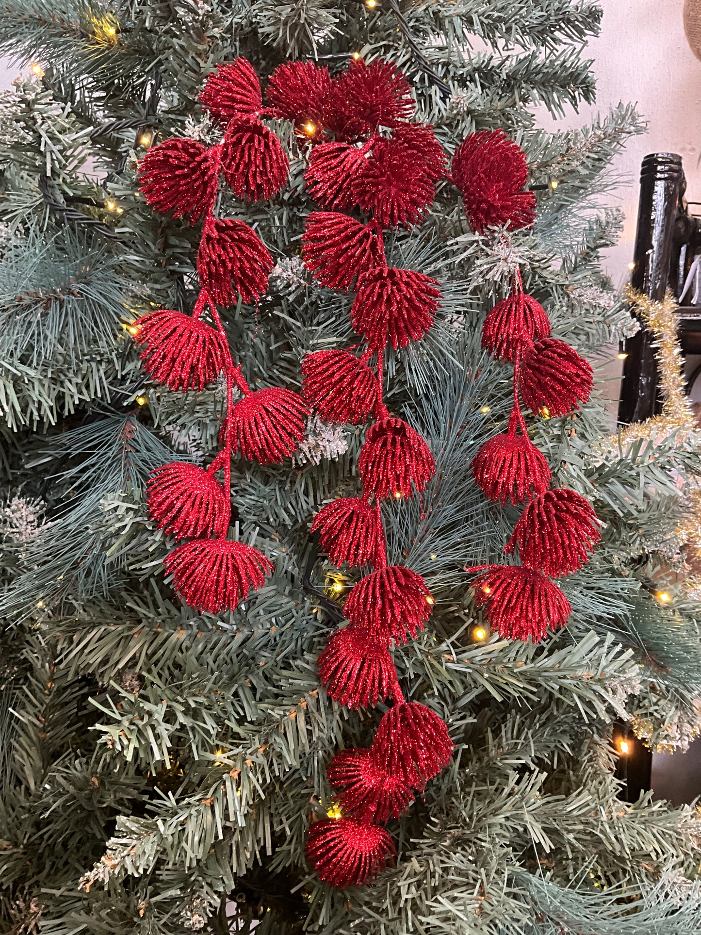 Red Cascading Spray