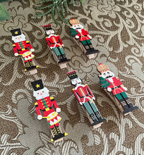 Load image into Gallery viewer, Set 6 Nutcracker Pegs