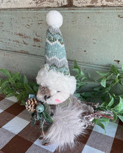 Load image into Gallery viewer, Christmas Bird with Hat
