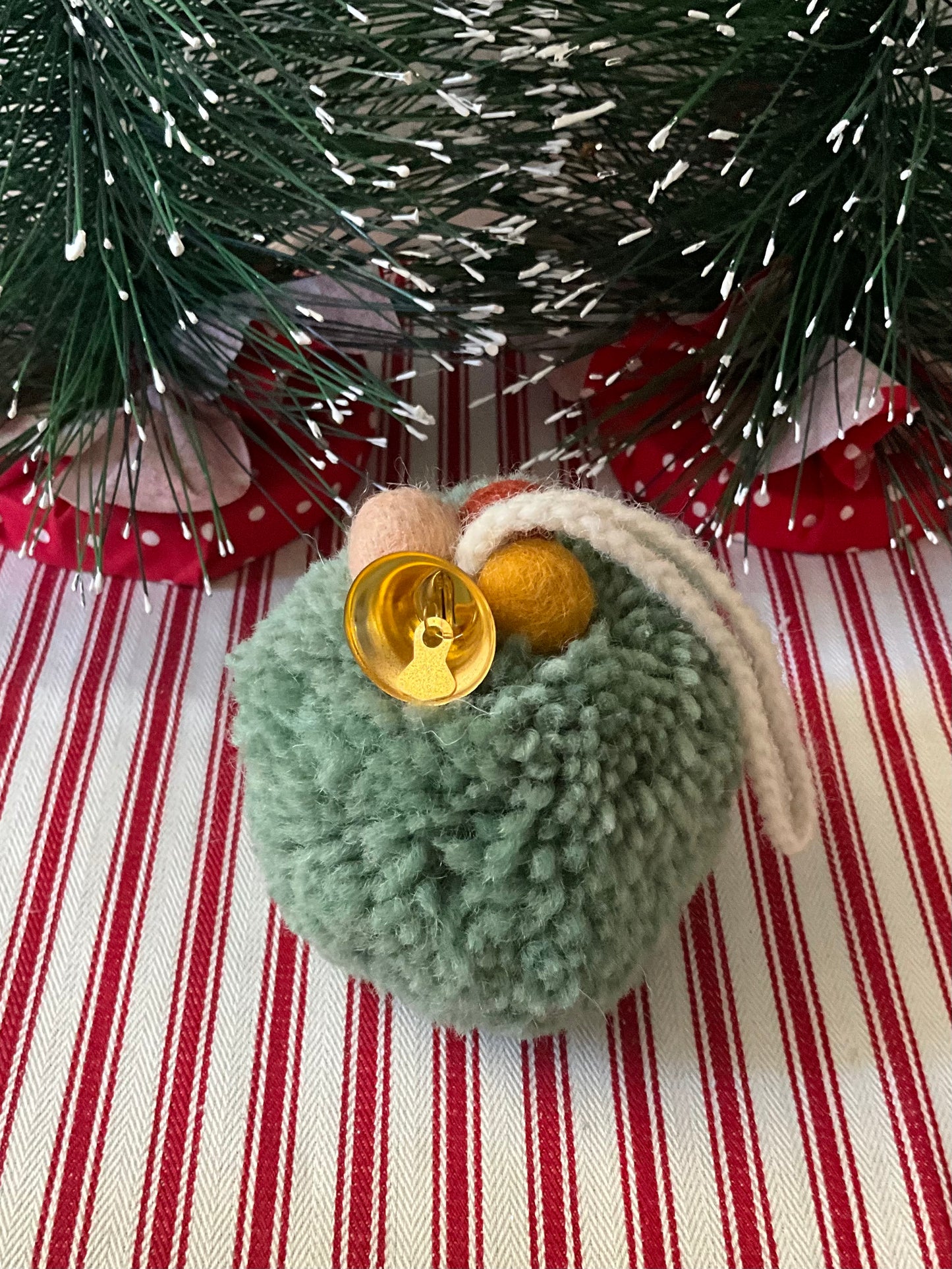 Green Pom Pom Deco