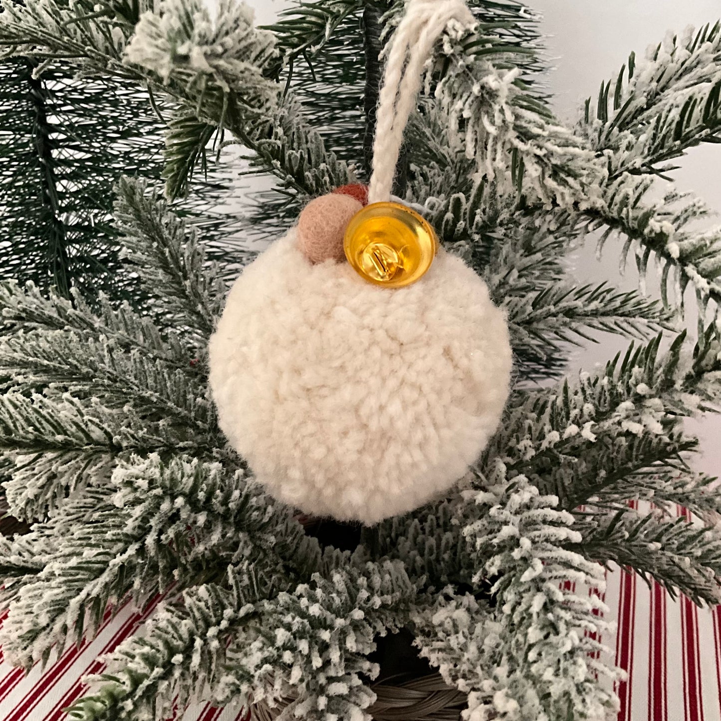 White Pom Pom Deco