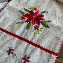 Load image into Gallery viewer, Poinsettia Runner