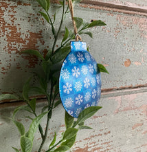 Load image into Gallery viewer, Blue Tin Ball