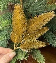 Load image into Gallery viewer, Gold Fern Pick