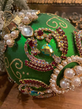 Load image into Gallery viewer, Kings Jewel Glass Ball In Green