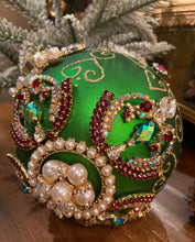 Load image into Gallery viewer, Kings Jewel Glass Ball In Green